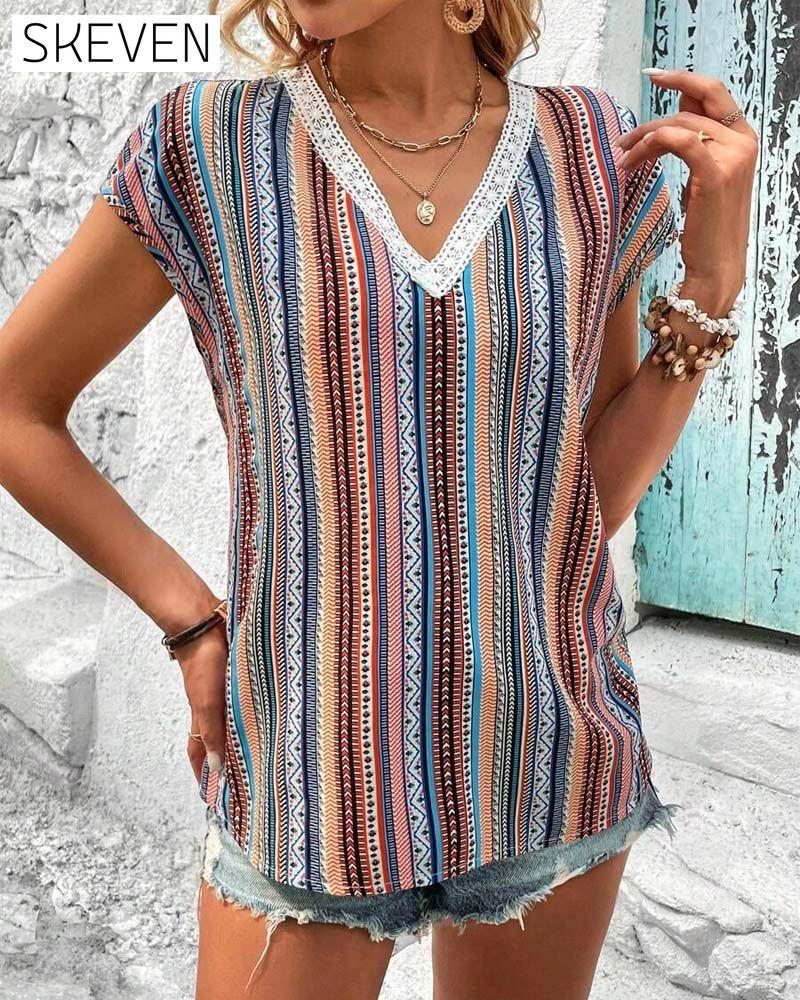 T-shirt à col en V en dentelle imprimée colorée