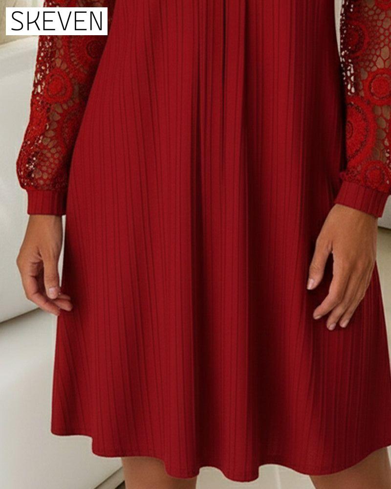 Kleid mit V-Ausschnitt und Spitzenbesatz