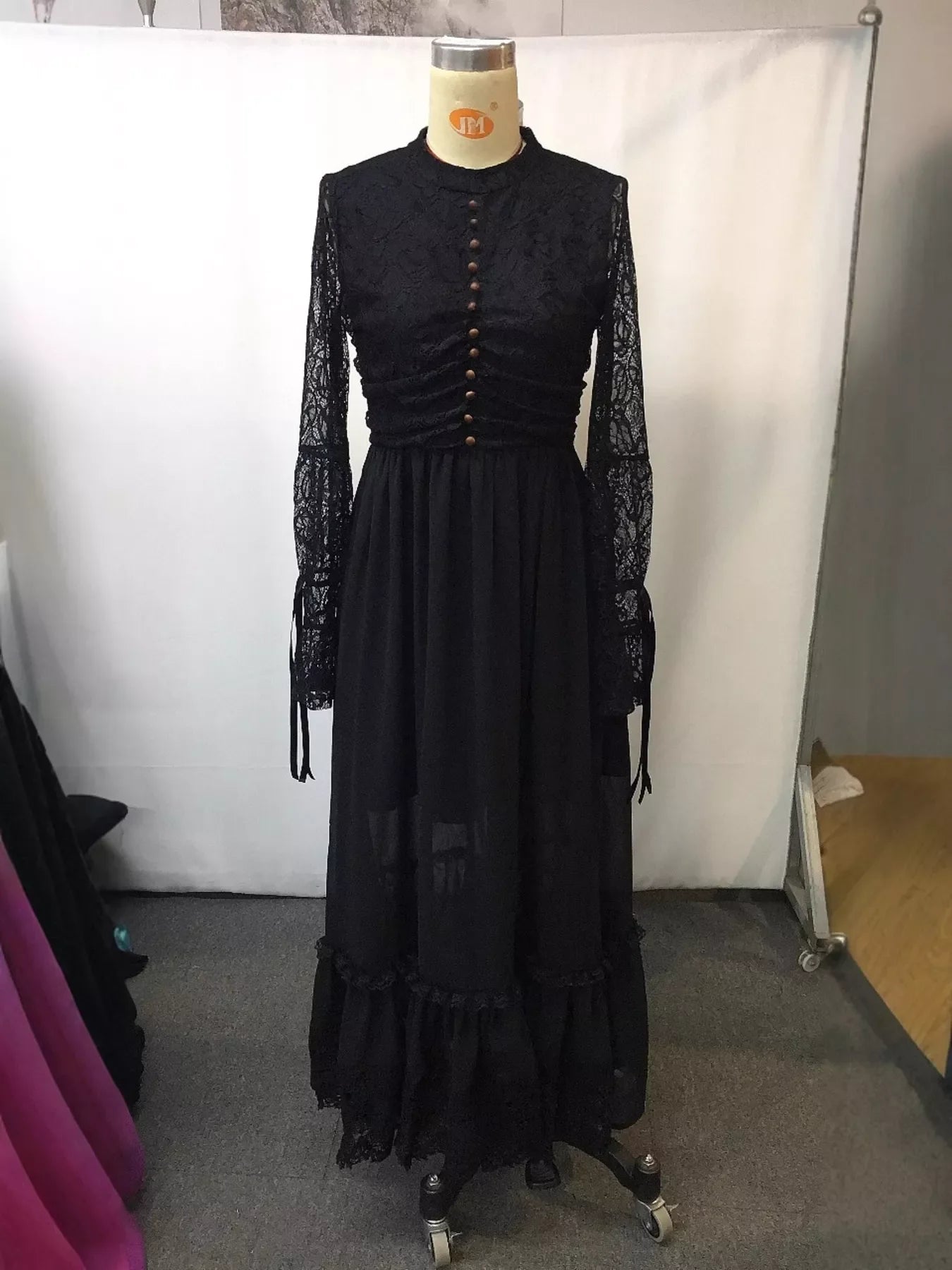 Maxikleid aus Spitze mit langen Ärmeln