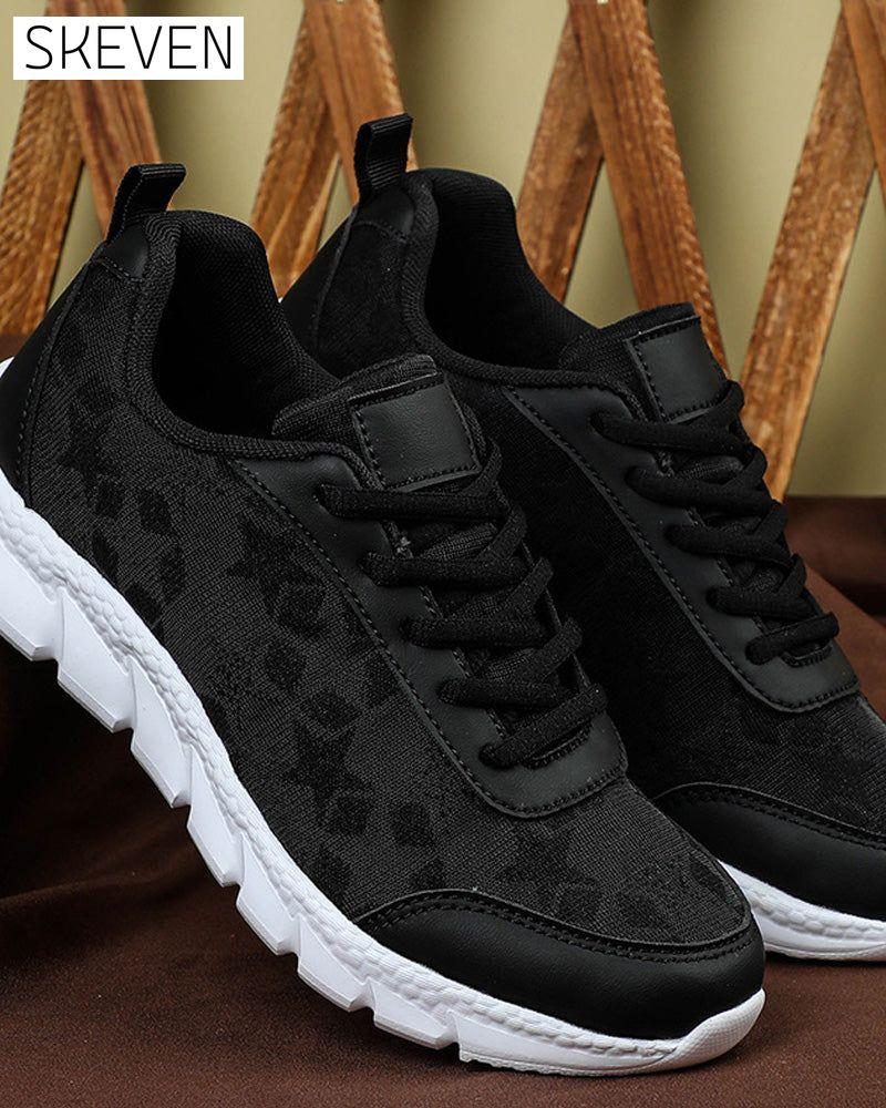 Einfache, einfarbige, atmungsaktive Schnürsneaker