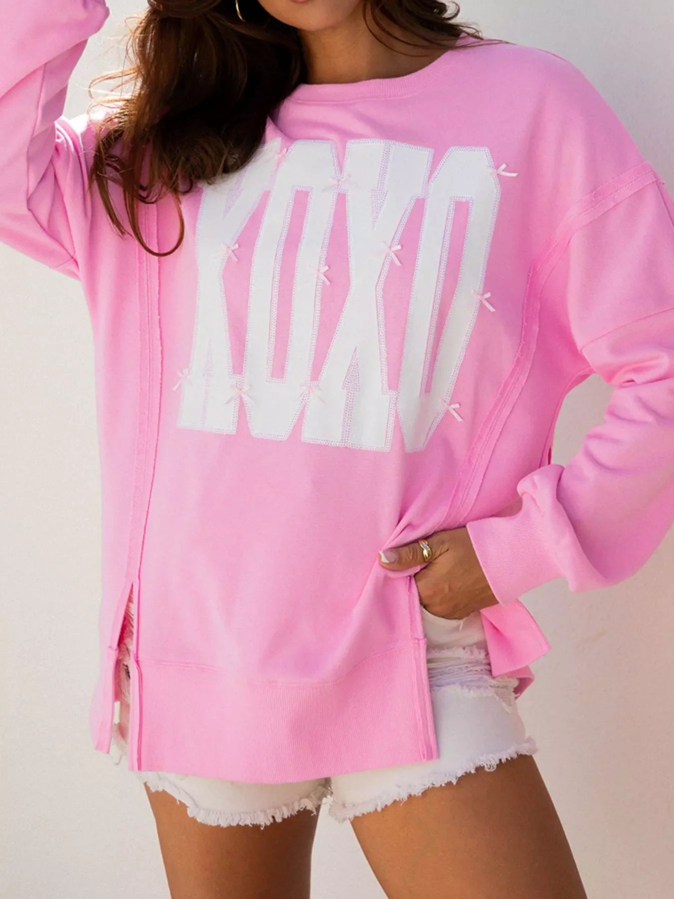 Paillettenbesetztes Sweatshirt mit XOXO-Schriftzug, sichtbaren Nähten und lockerer Passform