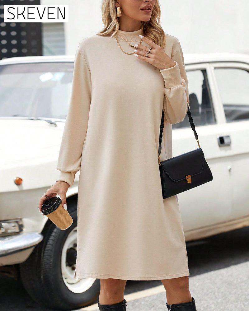einfarbiges Kleid mit hohem Kragen