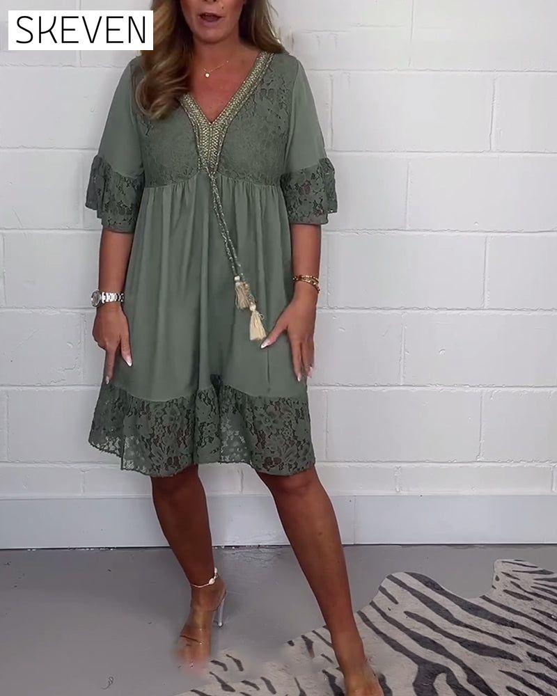 Elegantes, einfarbiges Spitzenkleid mit lockerem V-Ausschnitt