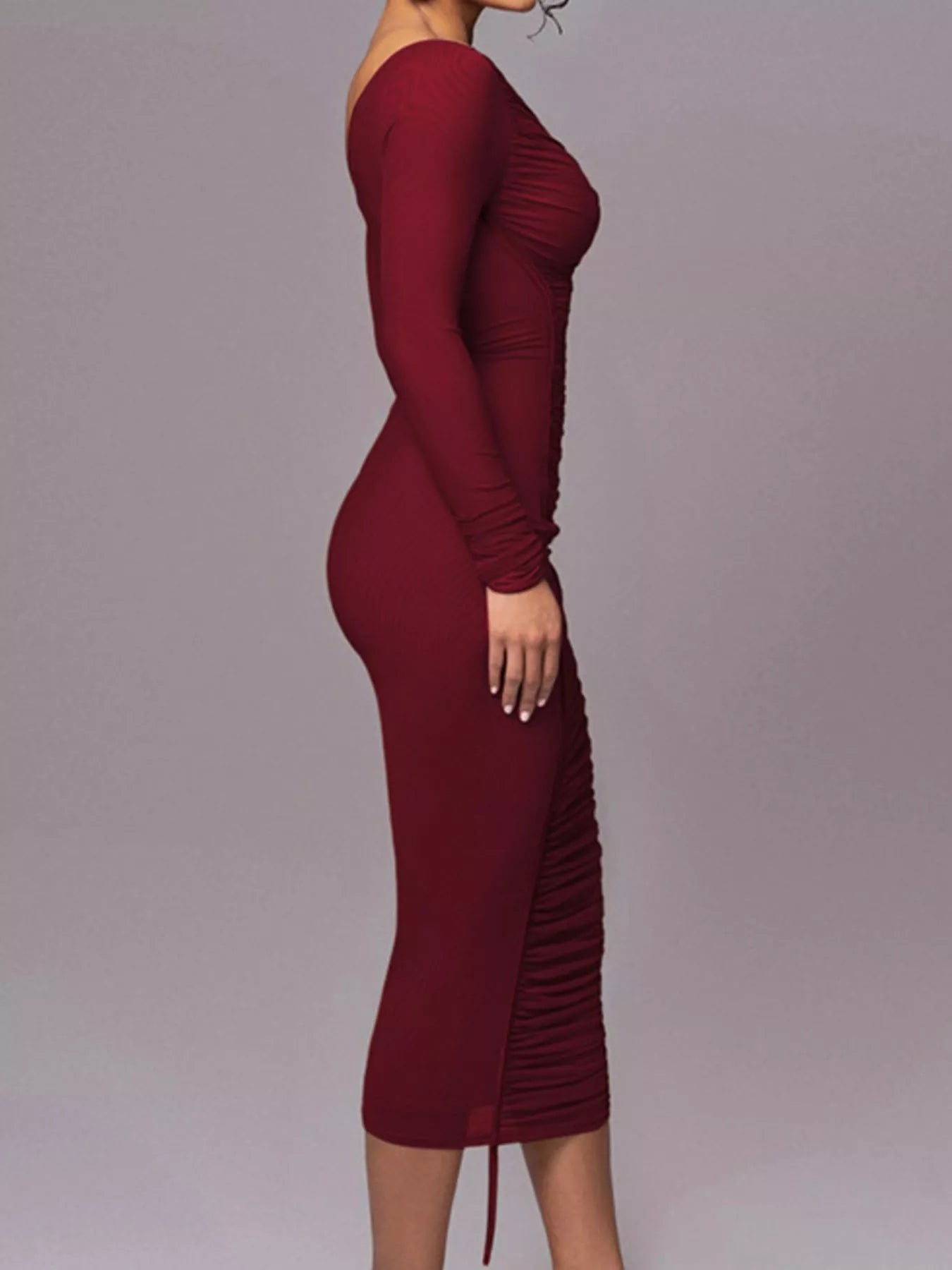 Einseitig schulterfreies, gerafftes, figurbetontes Midikleid