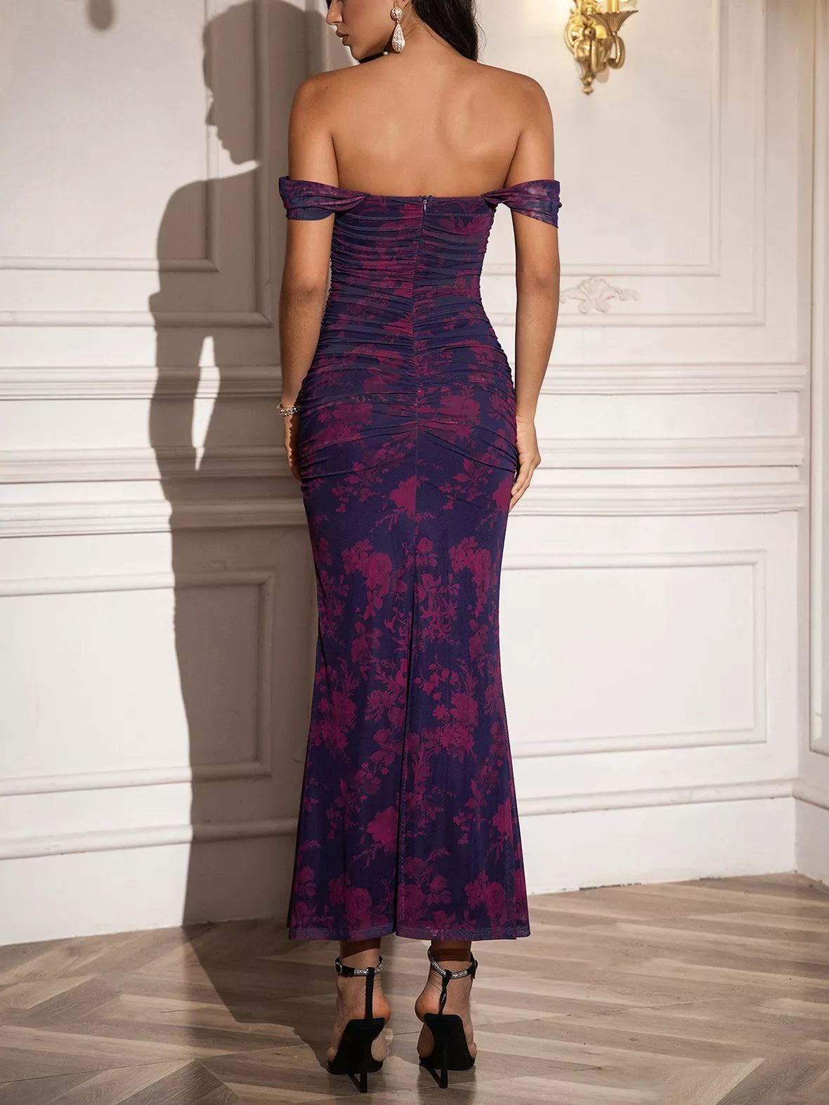 Schulterfreies, gerafftes Meerjungfrauenkleid mit Blumenmuster