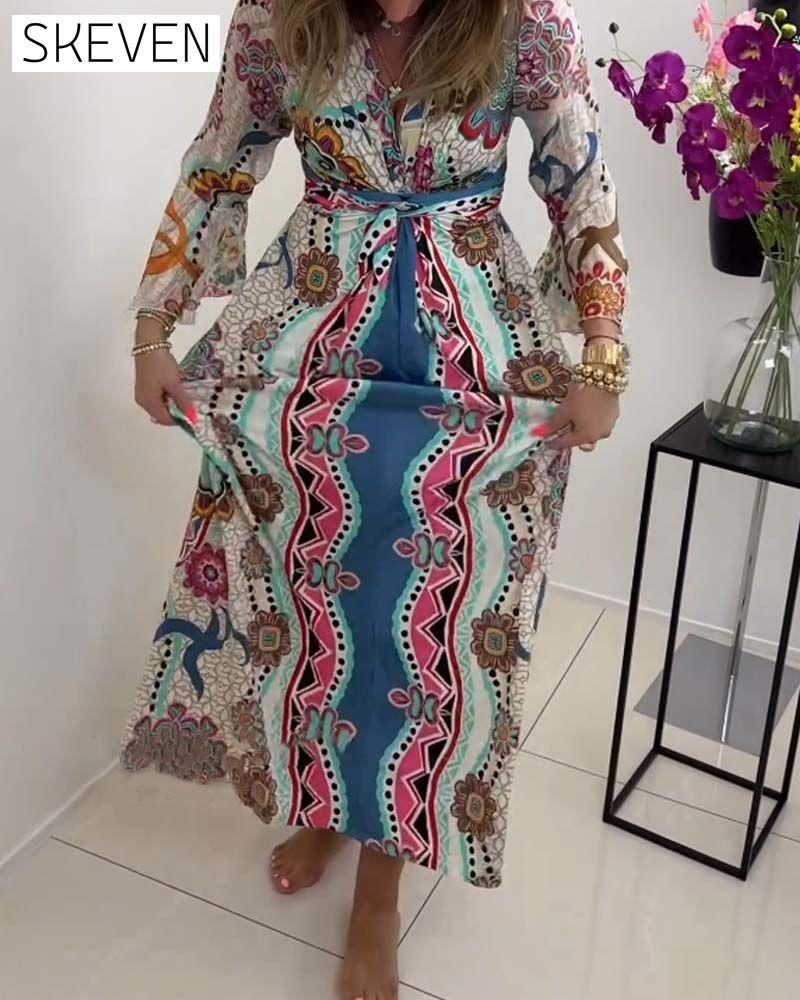 Elegantes Kleid mit farbenfrohem Muster und Glockenärmeln