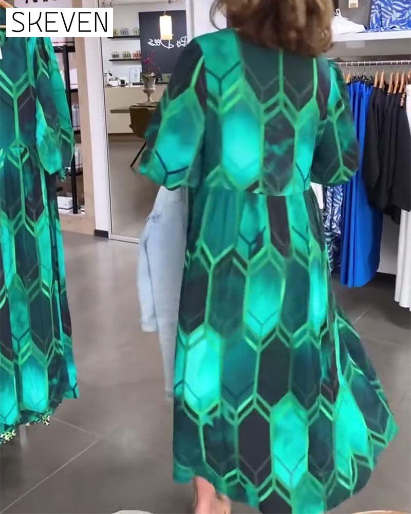 Dreiviertelärmeliges, bedrucktes Kleid mit V-Ausschnitt