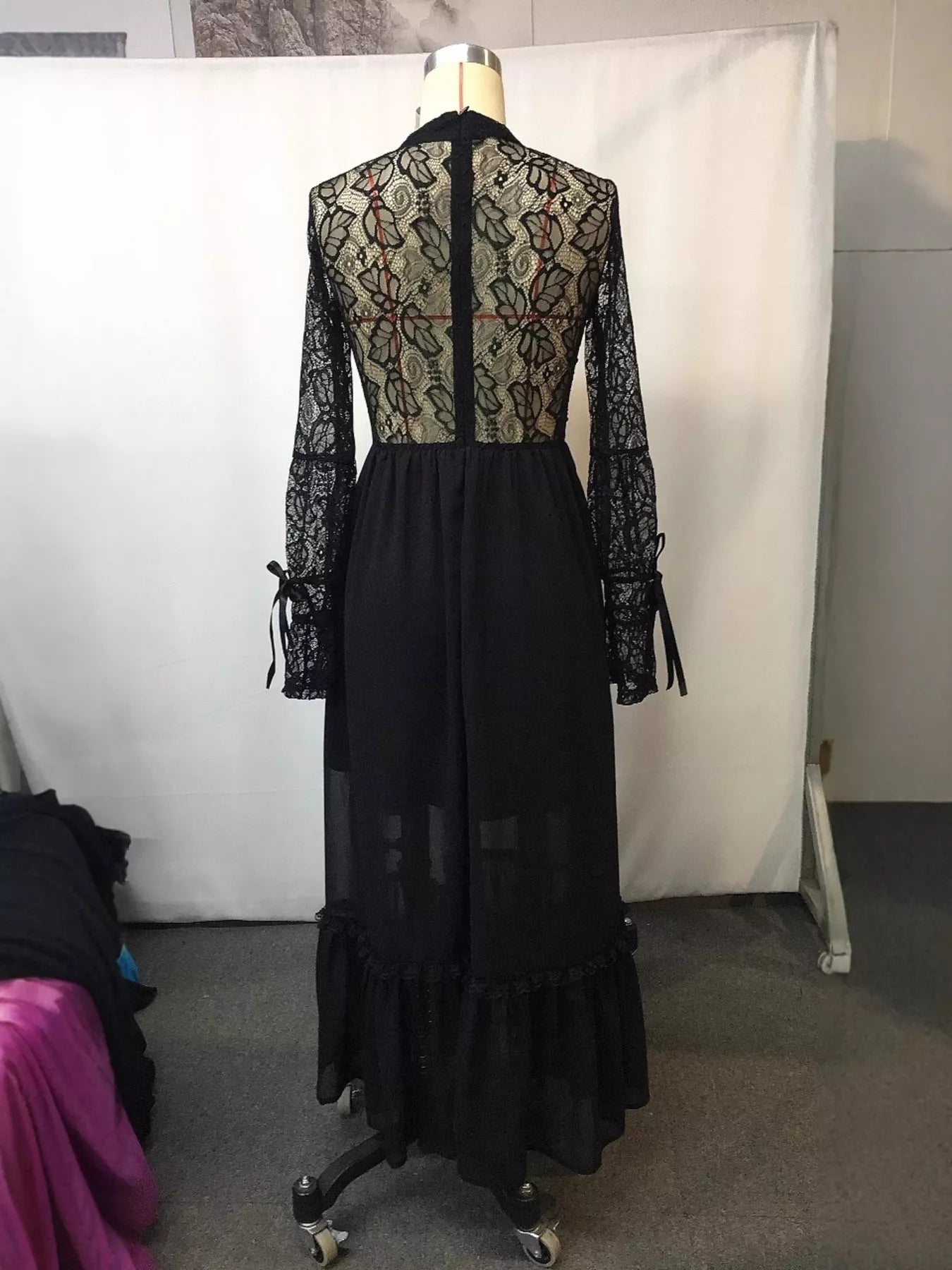 Maxikleid aus Spitze mit langen Ärmeln