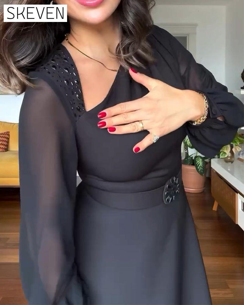 Kleid mit Perlenbesatz, Puffärmeln und Taillenbund