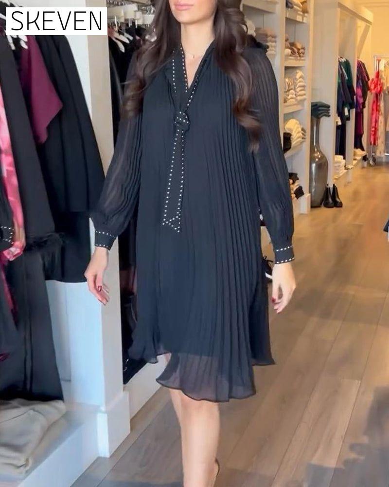 einfarbiges Kleid mit V-Ausschnitt und Schleife