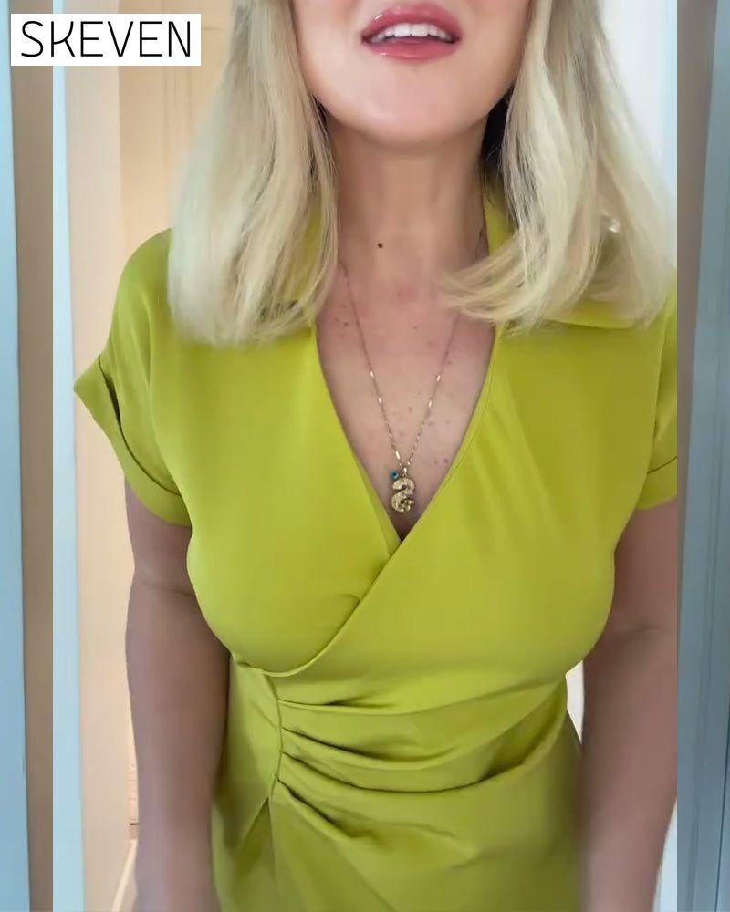 Robe unie à revers et taille plissée