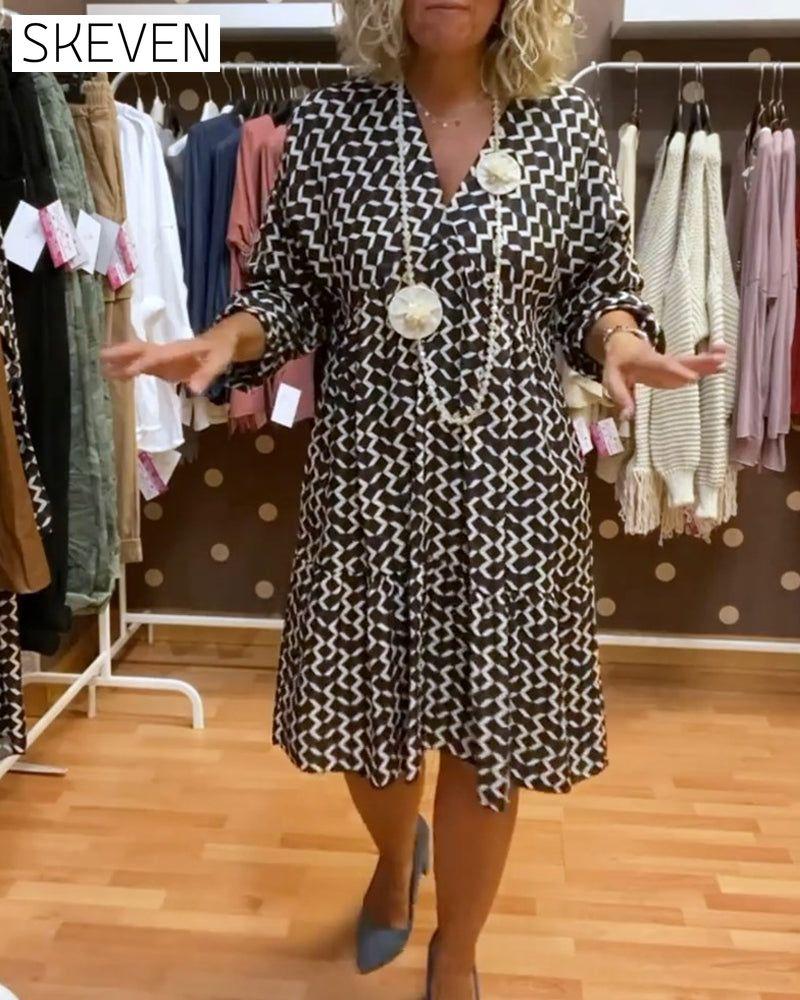 Lässiges Kleid mit geometrischem Muster und V-Ausschnitt