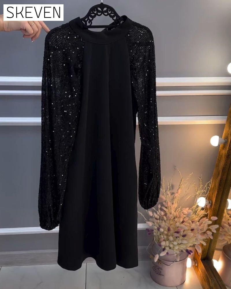 Einfarbiges Kleid mit Patchwork-Ärmeln