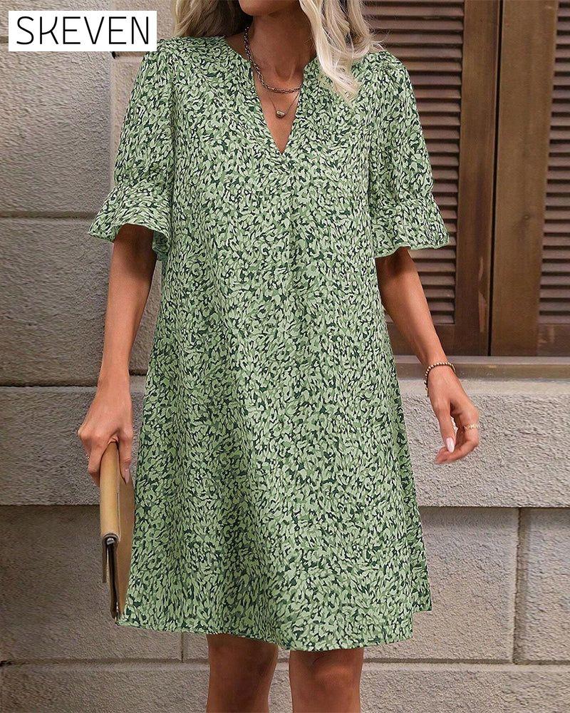 Elegantes bedrucktes Kleid mit V-Ausschnitt