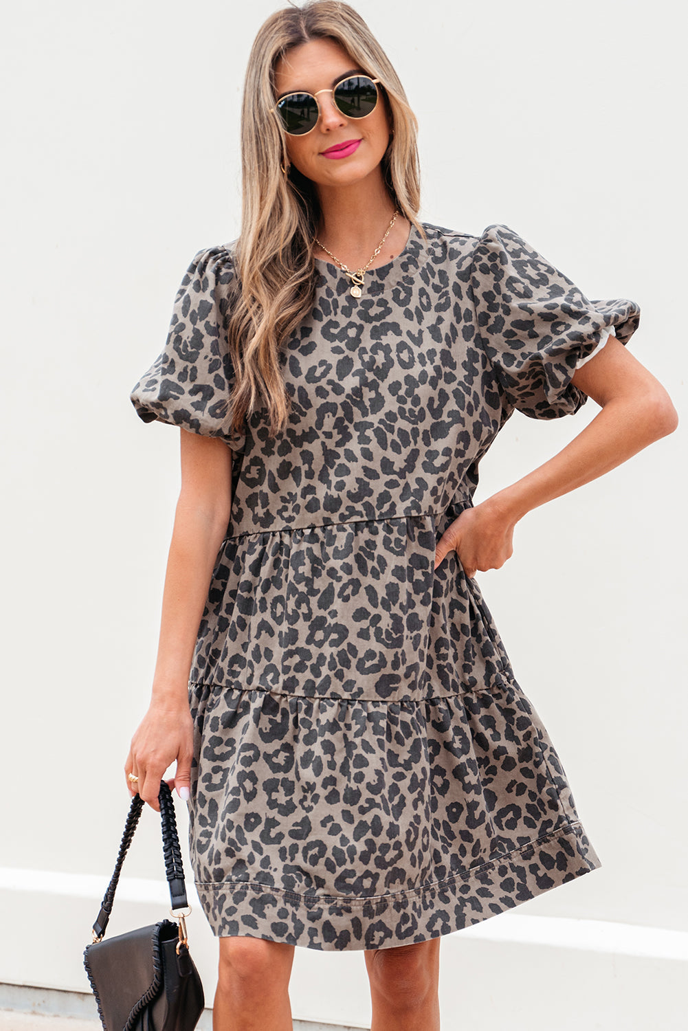 Minikleid aus braunem Denim mit Leopardenmuster und kurzen Puffärmeln