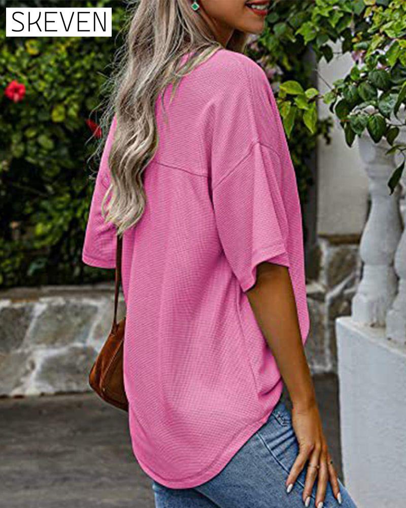 Kurzarm-T-Shirt mit V-Ausschnitt und Tasche