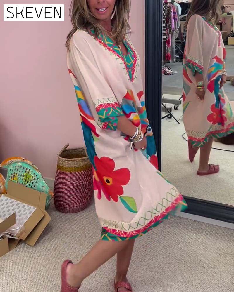 Kleid mit Graffiti-Print und V-Ausschnitt