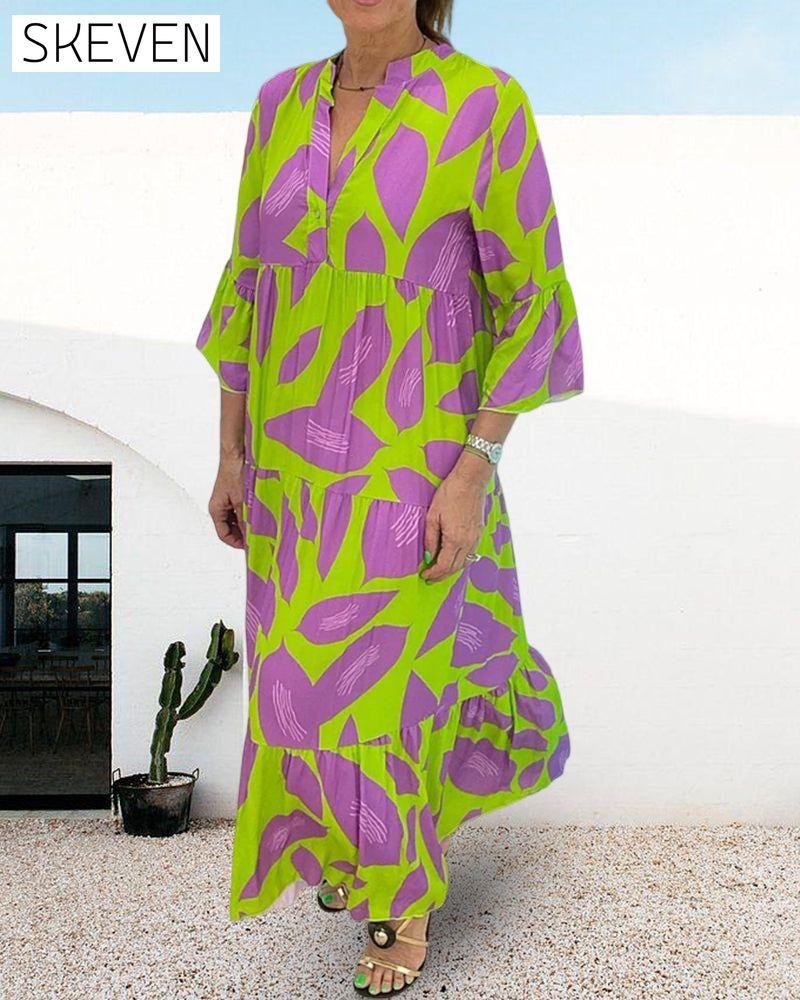 Kleid mit Blättermuster und kurzen Ärmeln