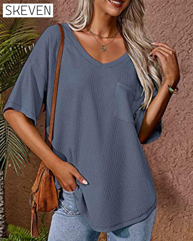 Kurzarm-T-Shirt mit V-Ausschnitt und Tasche