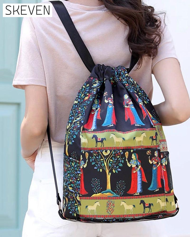 Schultertasche im Ethno-Stil mit Kordelzug