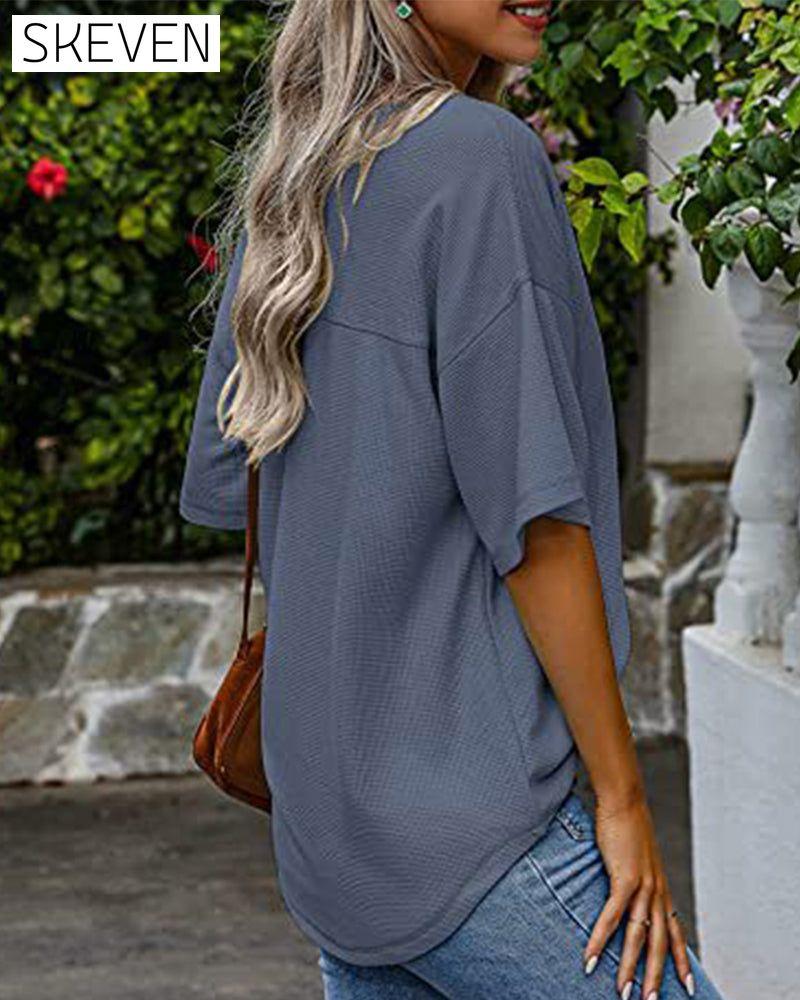 Kurzarm-T-Shirt mit V-Ausschnitt und Tasche