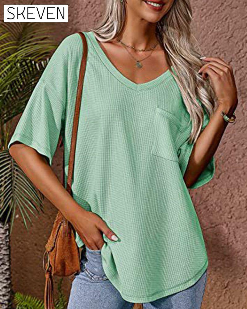 Kurzarm-T-Shirt mit V-Ausschnitt und Tasche