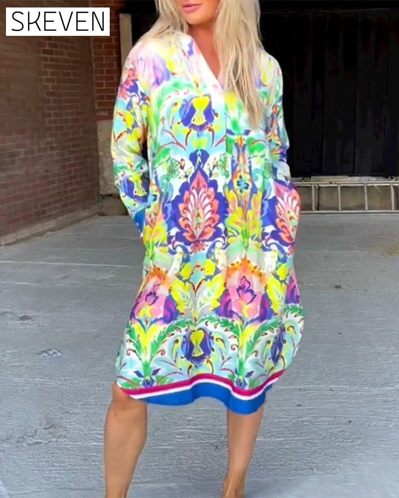Bedrucktes, locker sitzendes Kleid mit V-Ausschnitt