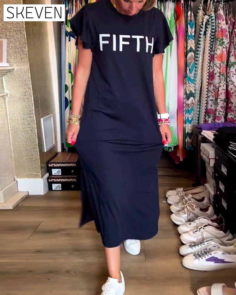 Lässiges Kleid mit Buchstabenprint, Rüschenärmeln und Schlitz