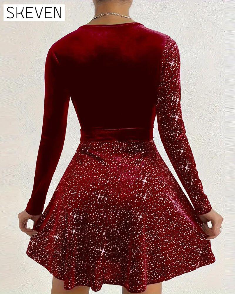 Samtkleid mit tiefem V-Ausschnitt und aufwendigen Details