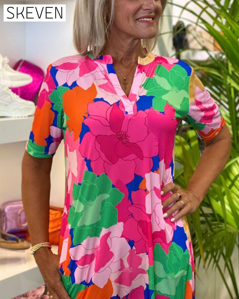 Robe fleurie à manches courtes et col en V