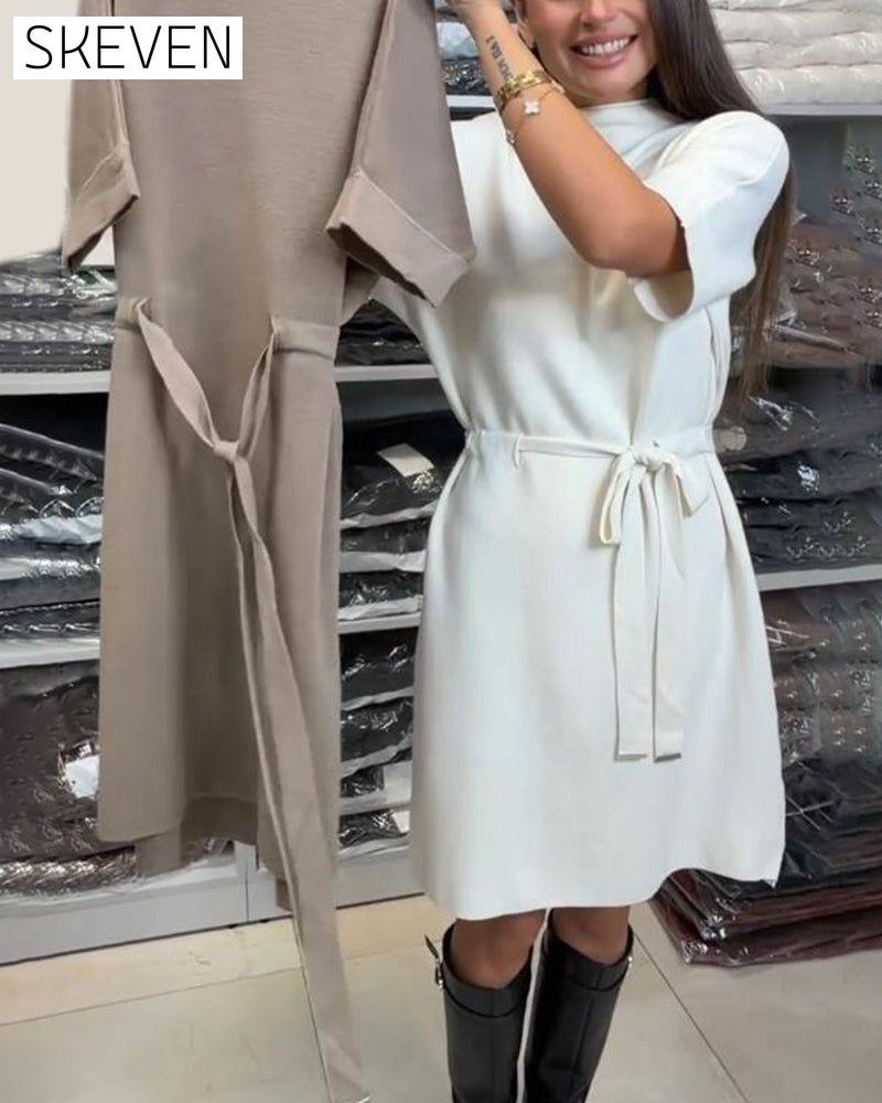 Einfarbiges Strickkleid mit Schärpe