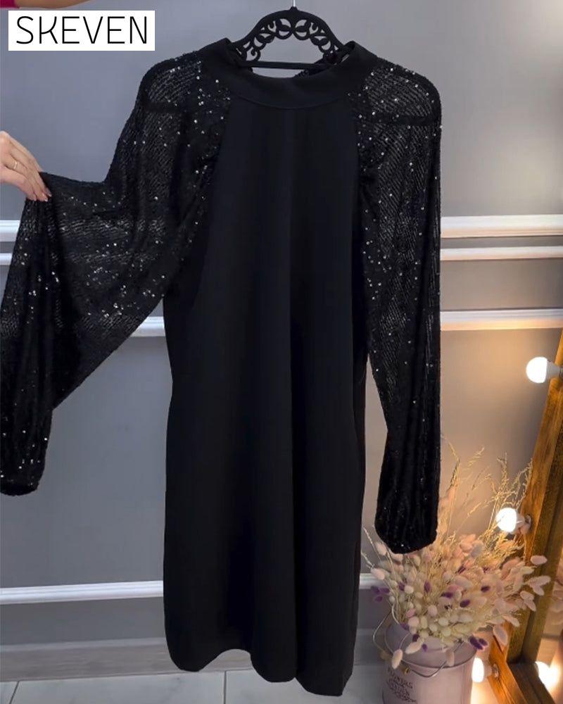 Einfarbiges Kleid mit Patchwork-Ärmeln