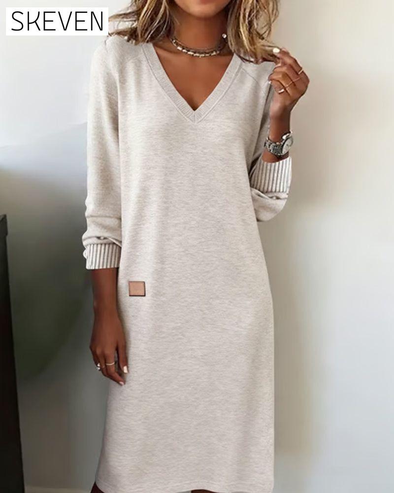 Stilvolles Strickkleid mit V-Ausschnitt