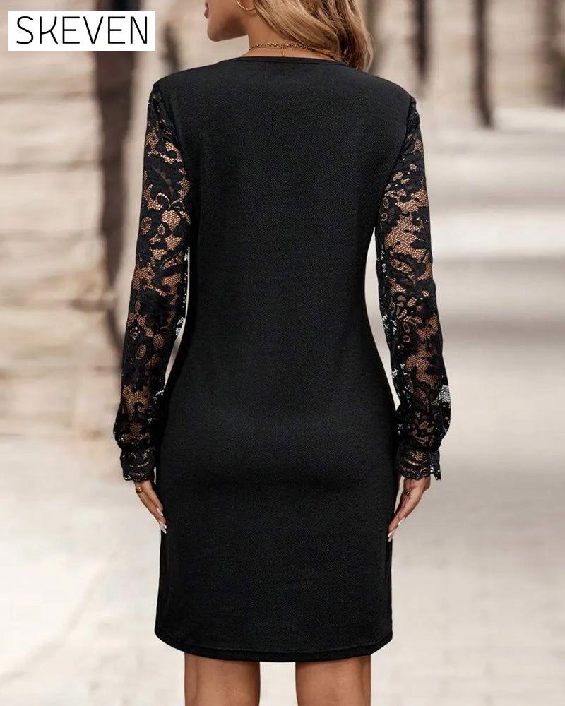 Kleid mit V-Ausschnitt und kontrastierenden Spitzeneinsätzen