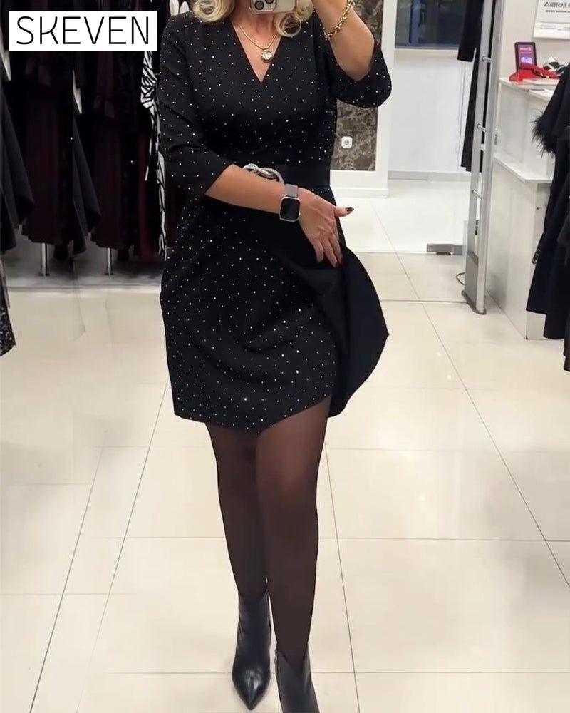 Robe tendance à col en V ornée de strass