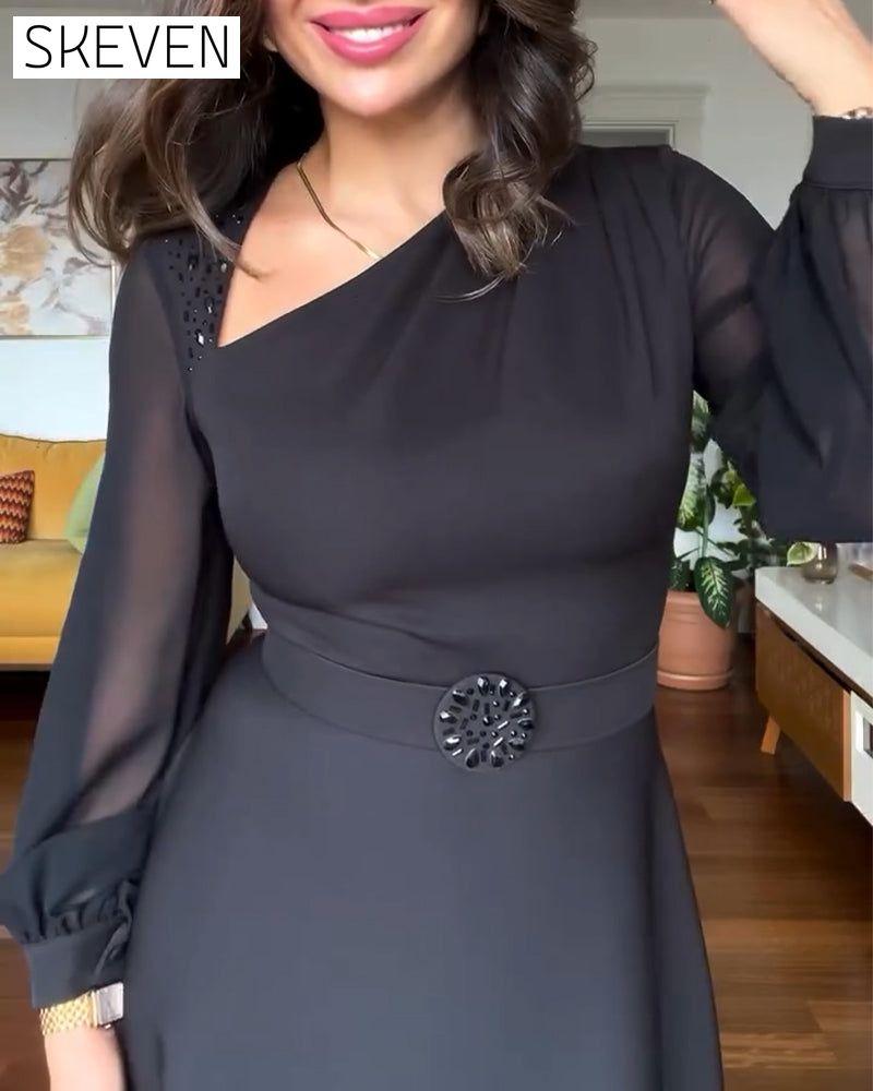 Kleid mit Perlenbesatz, Puffärmeln und Taillenbund