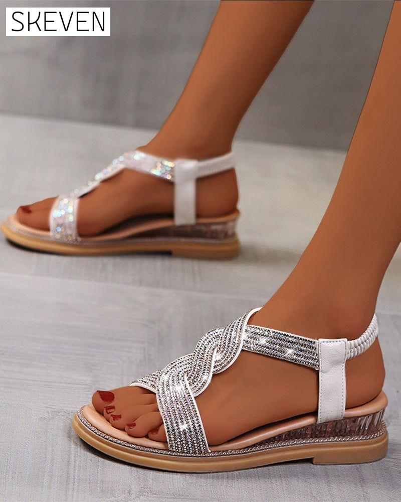Glänzende Modesandalen mit Keilabsatz