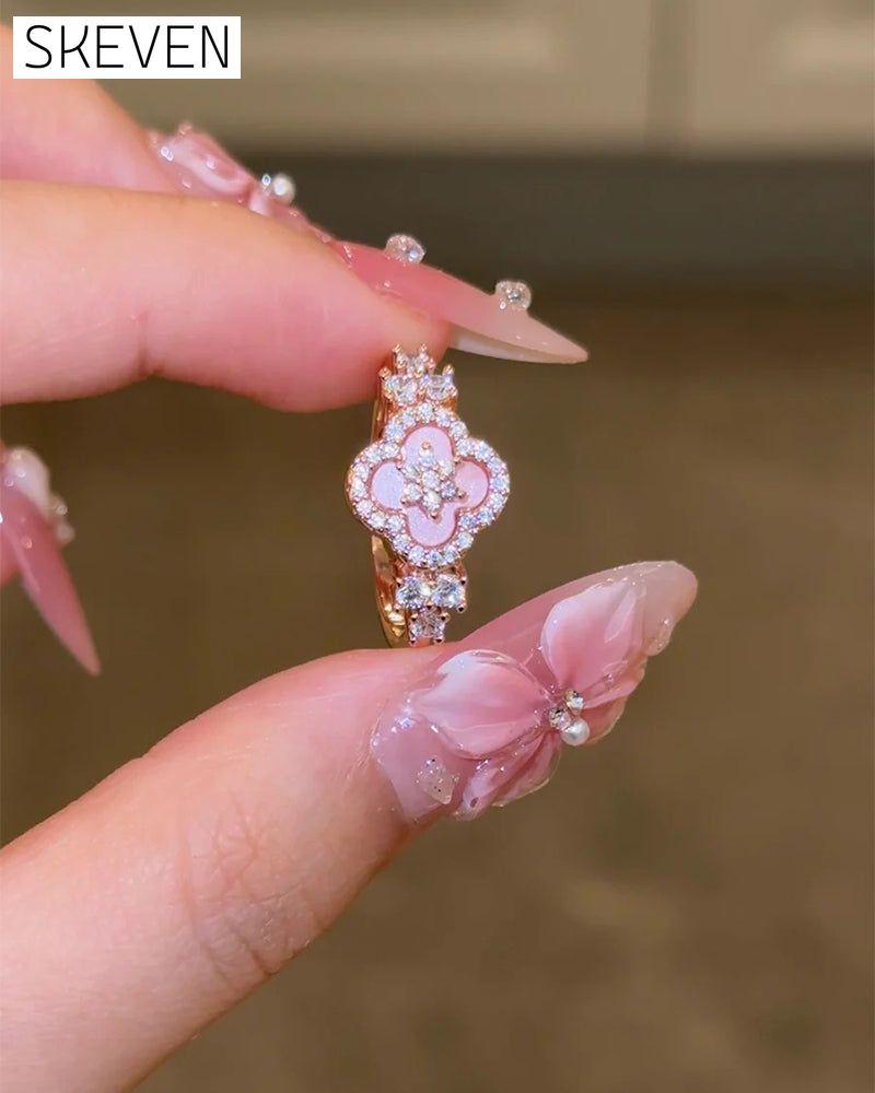 Ring und Armband mit vierblättrigem Kleeblattmotiv aus rosa Muscheln