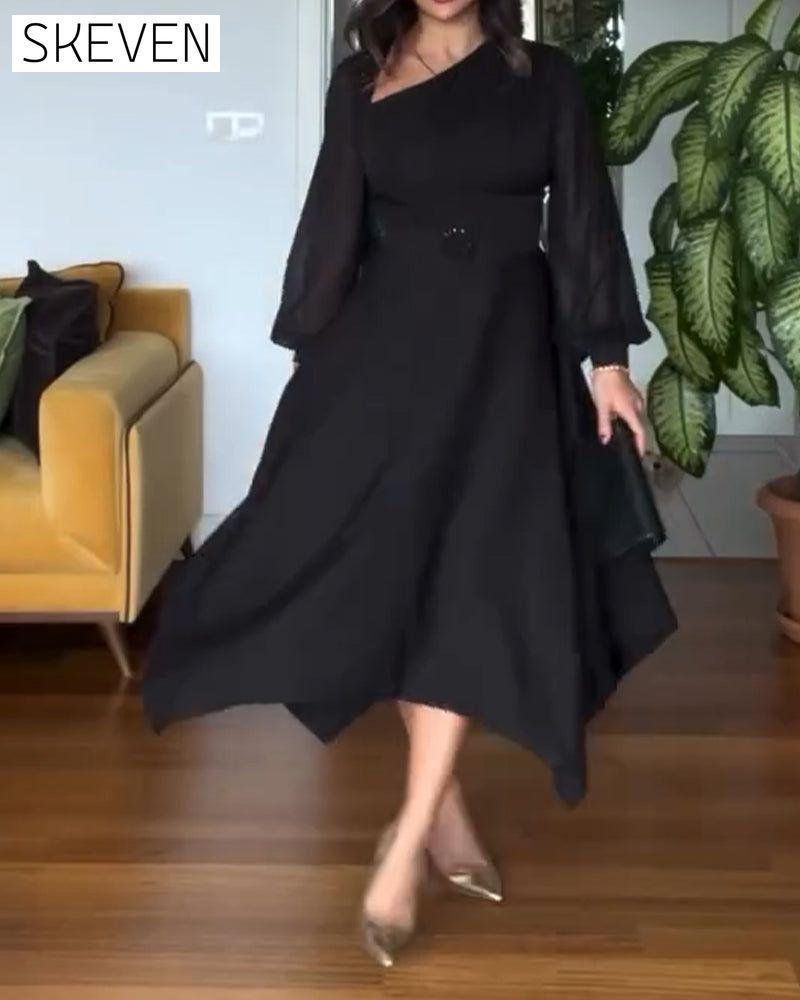 Kleid mit Perlenbesatz, Puffärmeln und Taillenbund