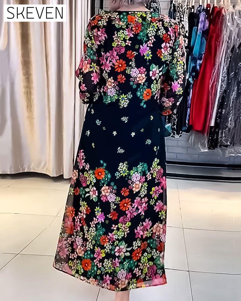 Elegantes Kleid mit Blumenmuster und V-Ausschnitt