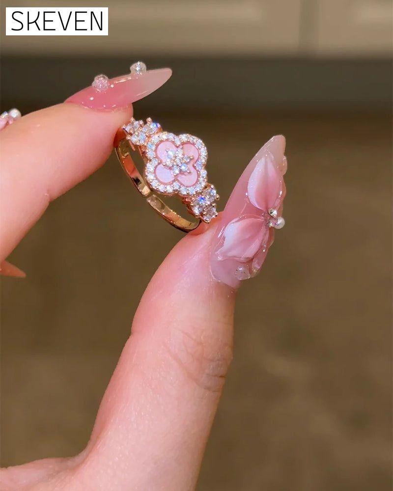 Ring und Armband mit vierblättrigem Kleeblattmotiv aus rosa Muscheln