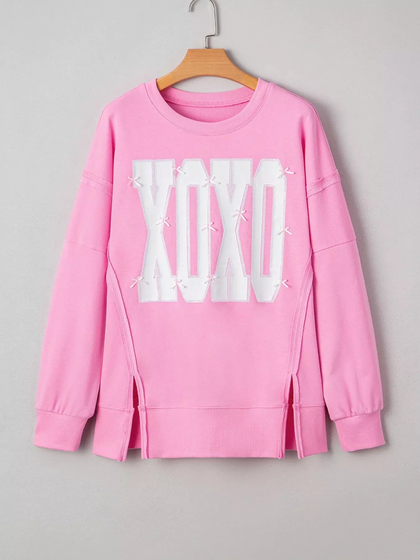 Paillettenbesetztes Sweatshirt mit XOXO-Schriftzug, sichtbaren Nähten und lockerer Passform