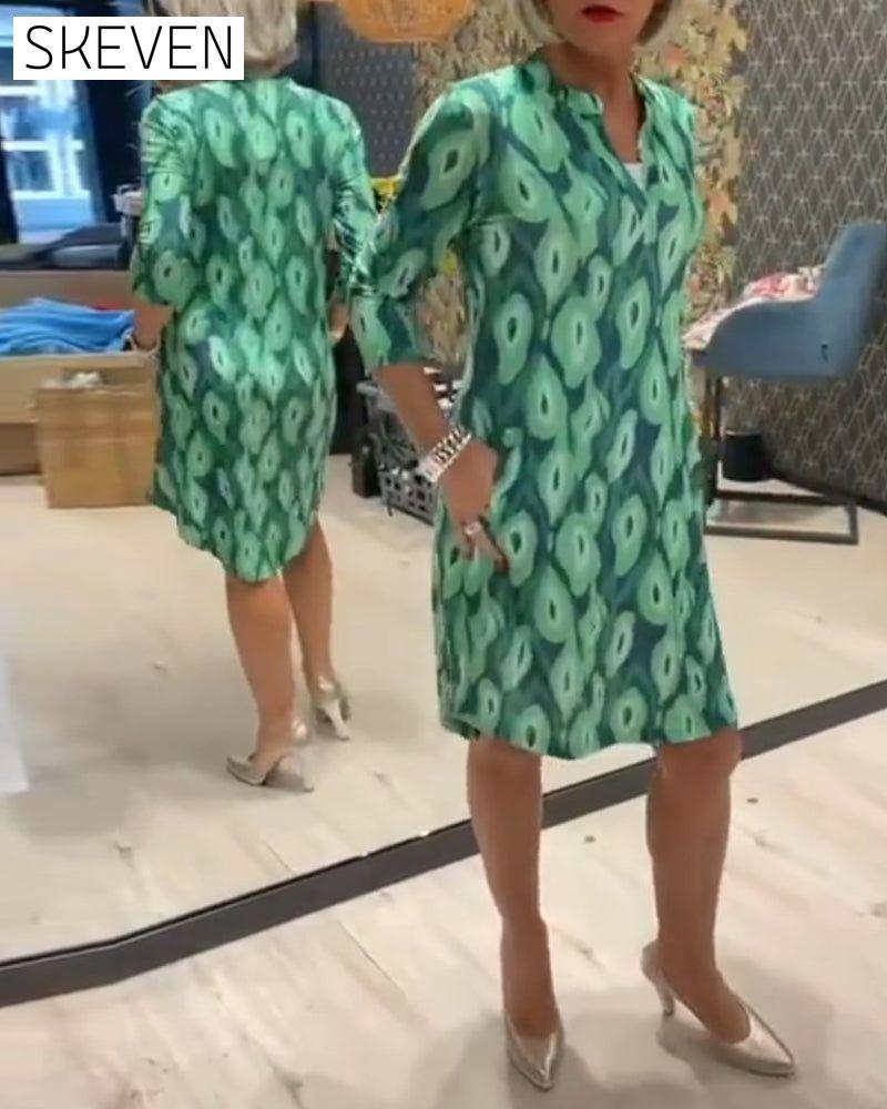 Kleid mit V-Ausschnitt und bedruckten Dreiviertelärmeln