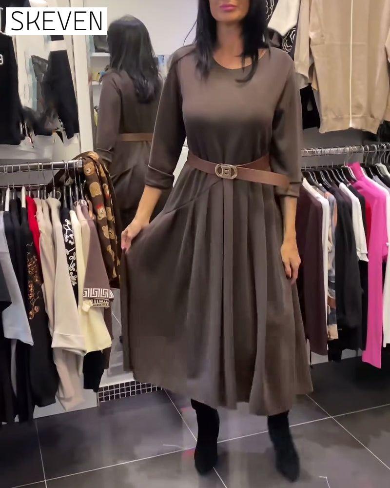 Lässiges einfarbiges Kleid mit Rundhalsausschnitt