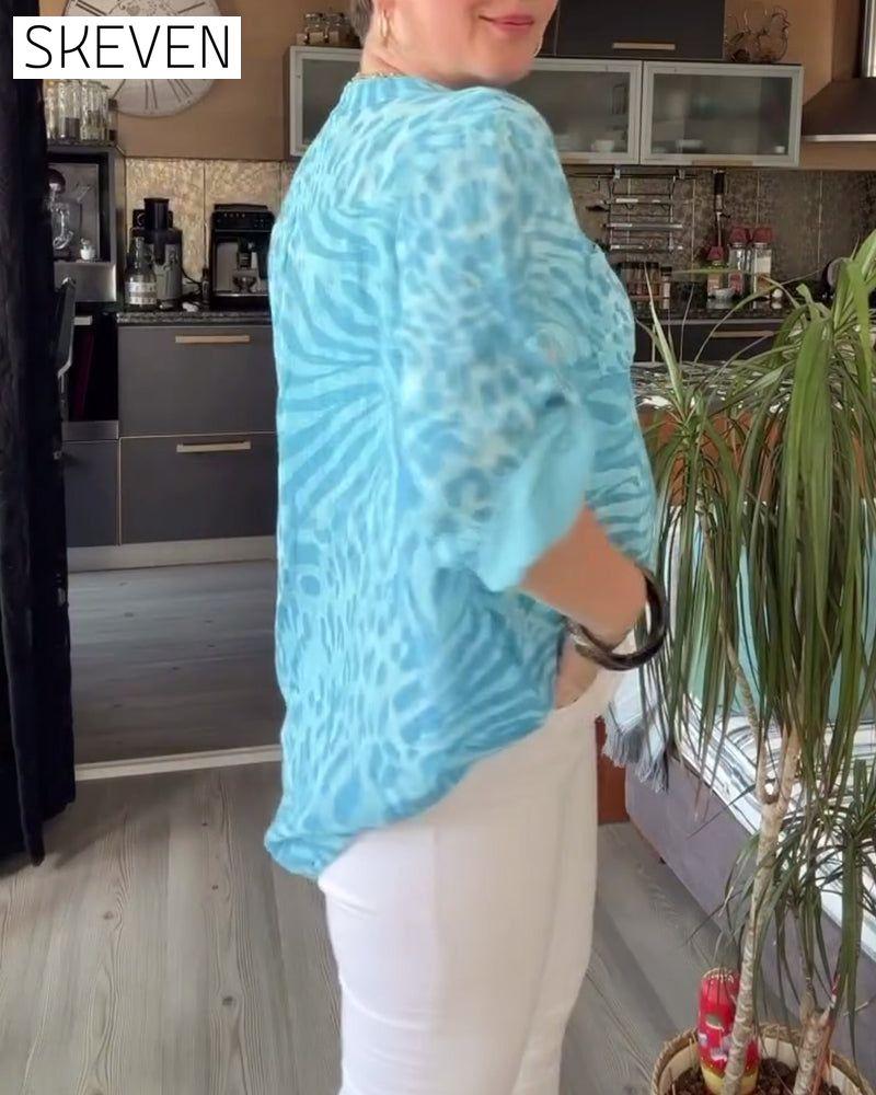 Bedruckte Bluse mit V-Ausschnitt, Tasche, Knopfleiste und Dreiviertelärmeln