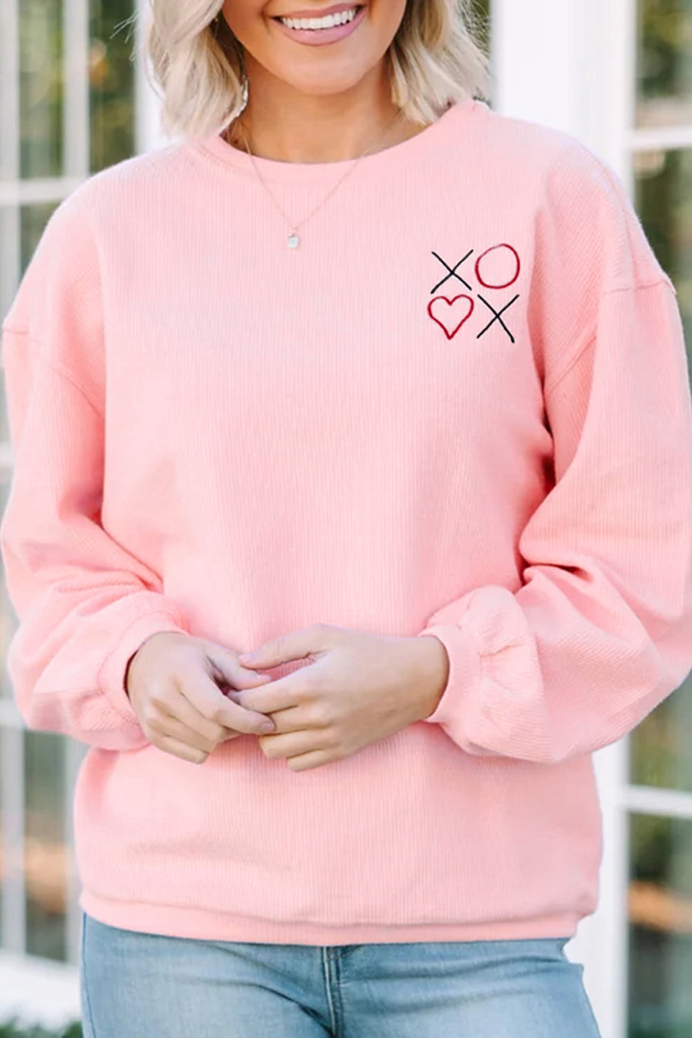 Pinkfarbenes Sweatshirt mit 3D-Rippstrick, XOXO-Herzstickerei und überschnittenen Schultern