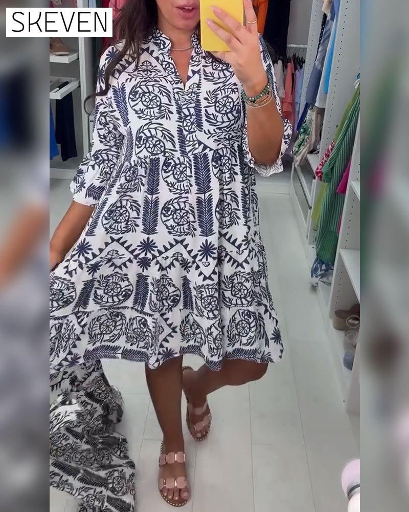 Modisches Kleid mit Street-Style-Print