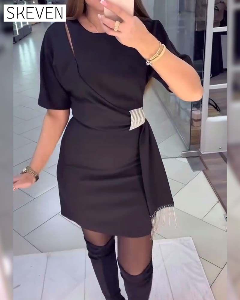 Elegantes, einfarbiges Kurzarmkleid mit Quasten