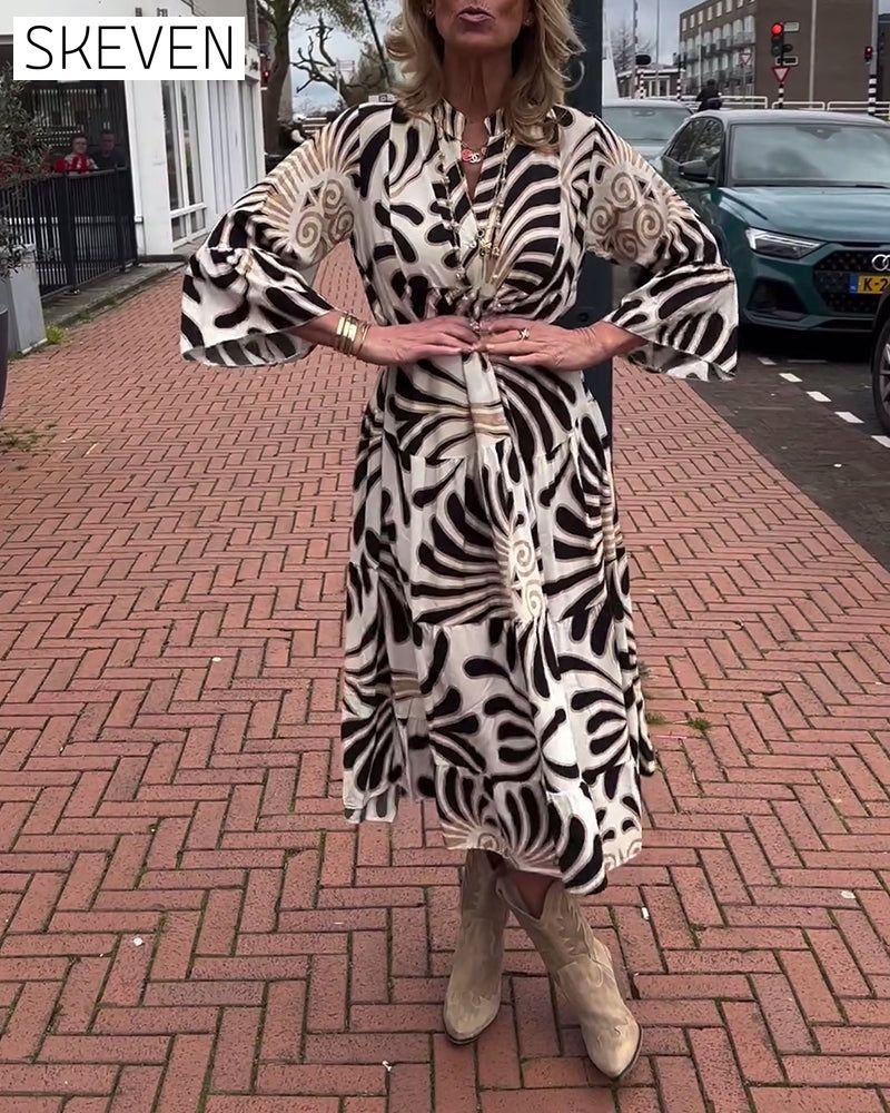 Kleid mit Print und V-Ausschnitt sowie ausgestellten Ärmeln