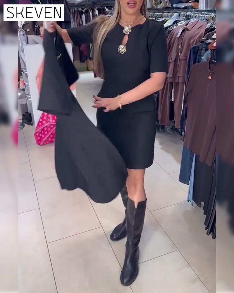 Figurbetontes Kurzarmkleid mit Metallschnalle